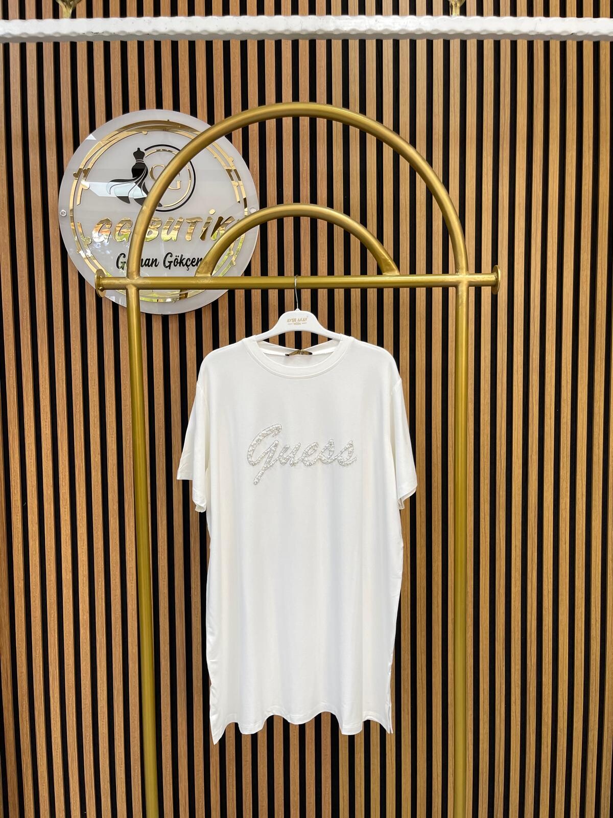 Ayşe Akay Guess Tişört