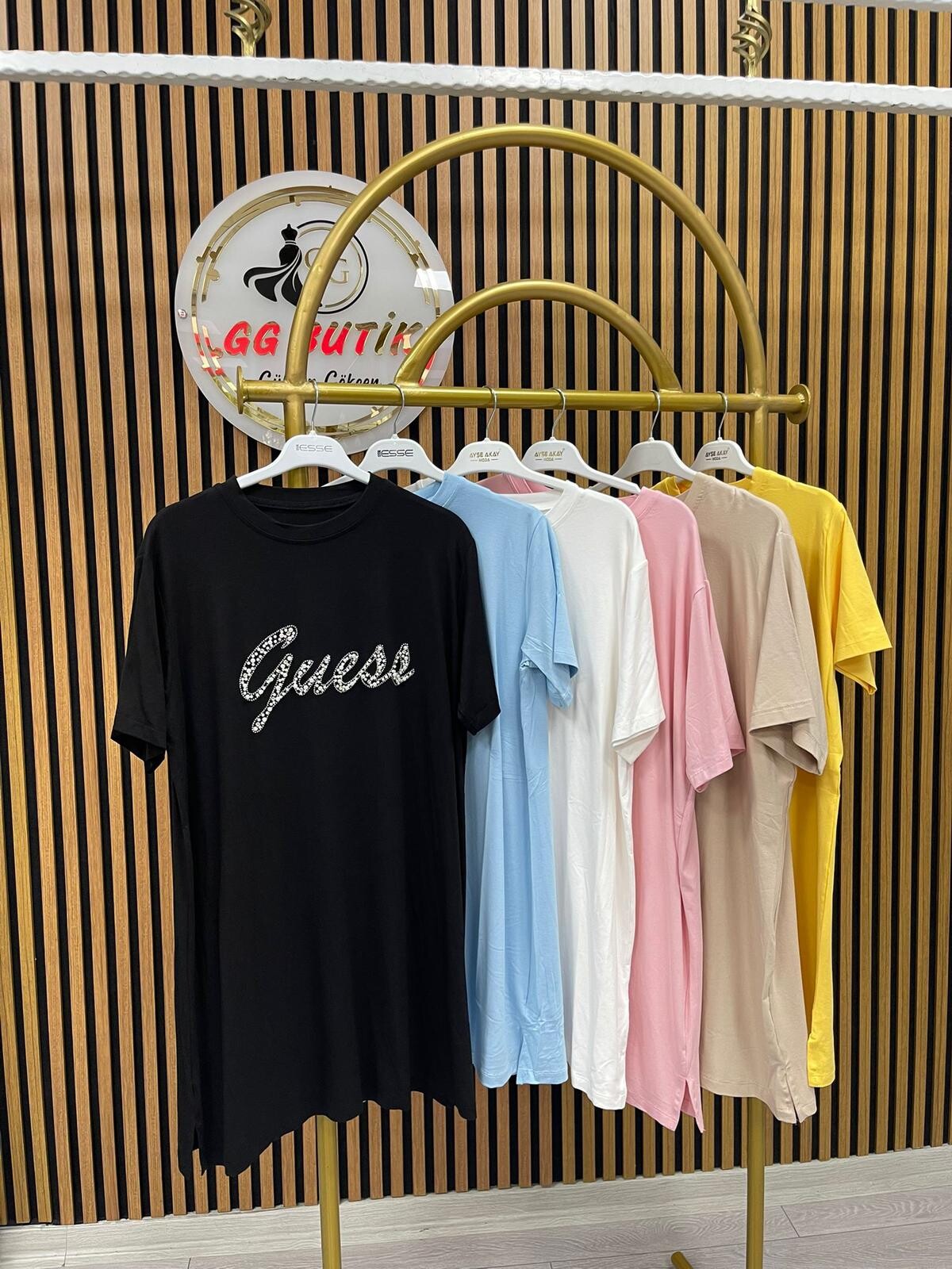 Ayşe Akay Guess Tişört