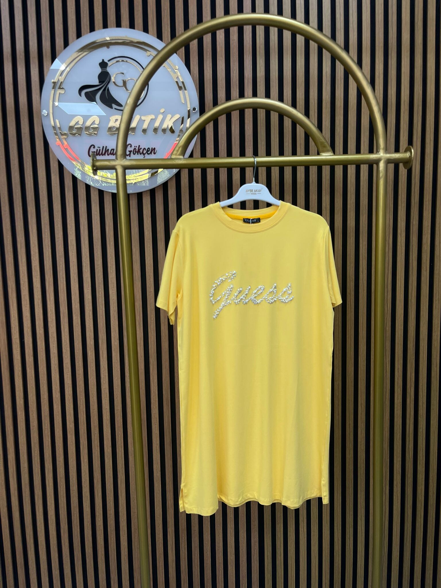 Ayşe Akay Guess Tişört