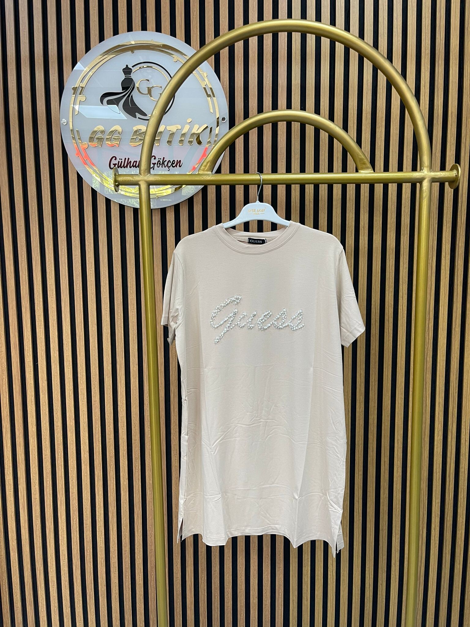 Ayşe Akay Guess Tişört
